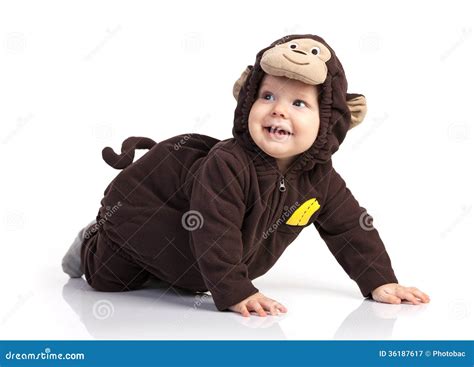 neonato che indossa un costume da scimmia soffice in un ambiente domestico accogliente