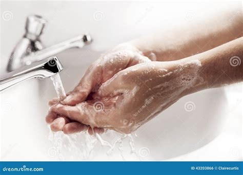 immagine di mani pulite che preparano gli utensili per il biberon