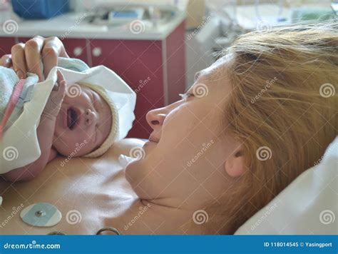 Madre e bambino subito dopo il parto