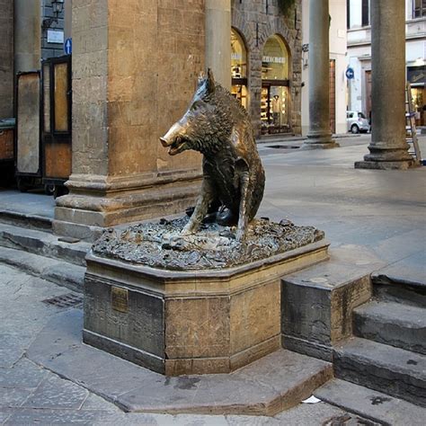 Dettaglio artistico della Fontana del Porcellino, amatissima dai bambini