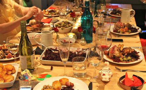 Tavola imbandita con cibi naturali, succhi di verdura fresca e tisane alle erbe