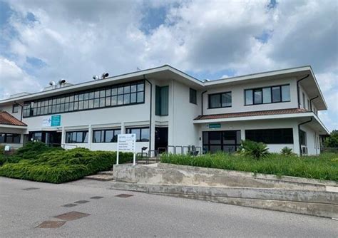 Veduta architettonica di un centro medico all'avanguardia dedicato alla fertilità e alla salute della donna