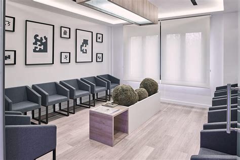 Team medico specializzato in una sala consultazione clinica moderna