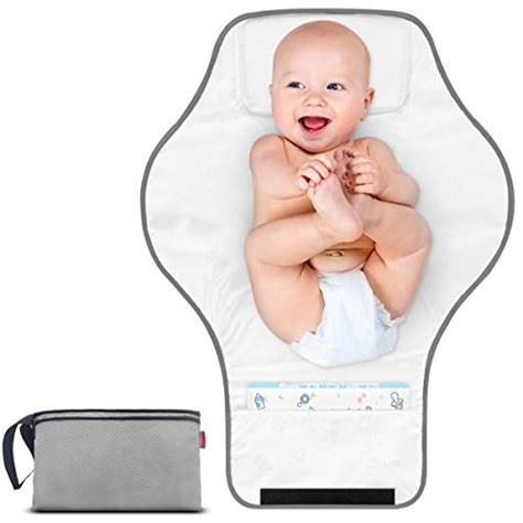 Bambino su fasciatoio da viaggio