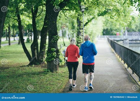 Coppia che fa jogging in un parco
