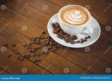 Tazza di caffè con chicchi