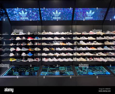 scaffale di scarpe per bambini in un negozio dell'usato