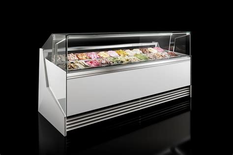 Vetrina di gelateria artigianale con gusti diversi