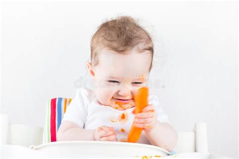 Bambino che assaggia un nuovo alimento