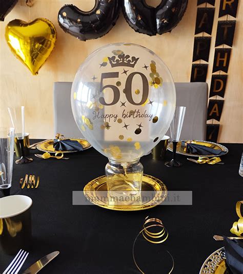 Tavola di compleanno con bracciale in oro e candele