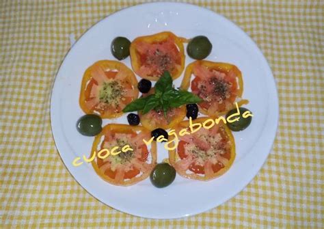 Insalata estiva colorata con pomodori cuore di bue