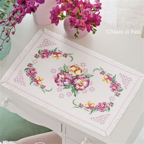 tela aida morbida con ricamo a punto croce in corso