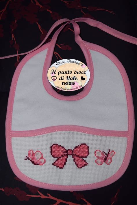 set coordinato neonato ricamato punto croce fiocco e bavaglino