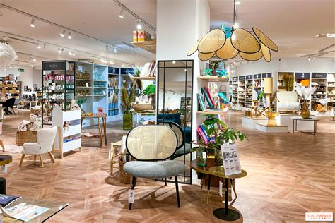 Vista panoramica di una collezione di accessori in un concept store elegante, che mostra la coerenza stilistica del brand