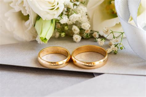 Fedi nuziali su un calendario che mostra il primo mese dopo la data del matrimonio