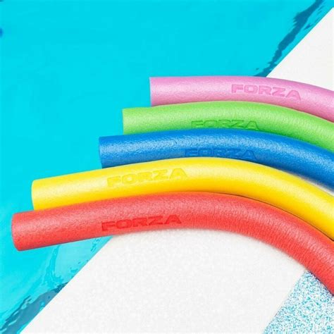 set di accessori per piscina gonfiabile che include palloni colorati, tubi galleggianti e giocattoli d'acqua