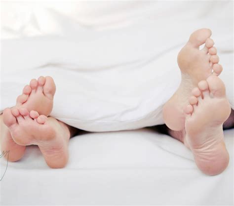 Coppia rilassata e in sintonia durante un momento di intimità