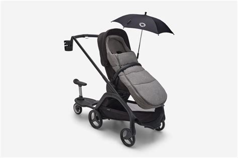 genitori che scelgono accessori per il passeggino in negozio