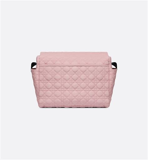 borsa fasciatoio rosa dal design moderno su un divano elegante