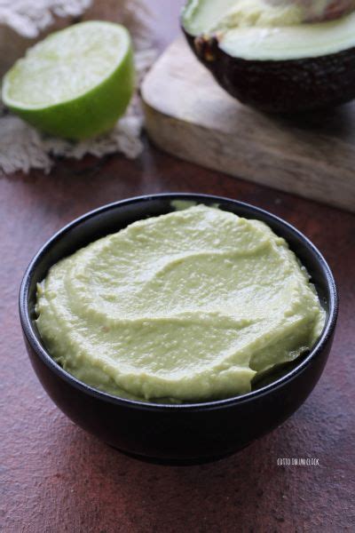 Una ciotolina contenente purea di avocado fresco e vellutato