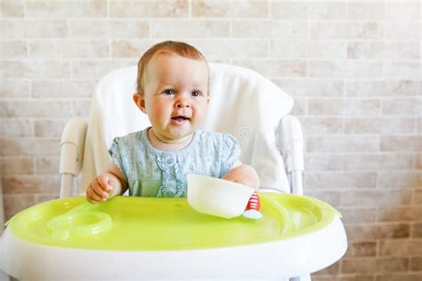 bambino felice che mangia sul seggiolone