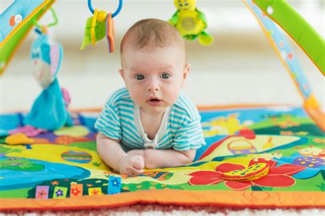 Bebè che solleva la testa durante il tummy time