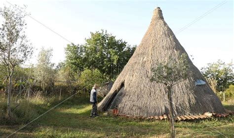 Costruzione della base della capanna con mollette