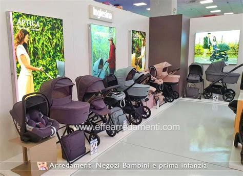 Negozio di articoli per neonati con passeggini