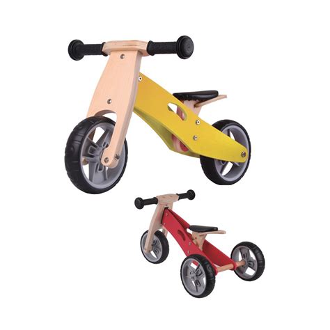 Triciclo e trenino in legno per un bambino