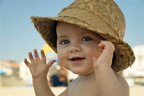 Bambino in spiaggia con cappello