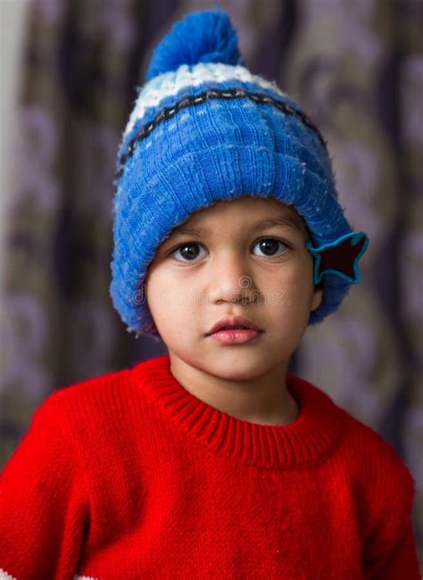 Bambino con abiti invernali