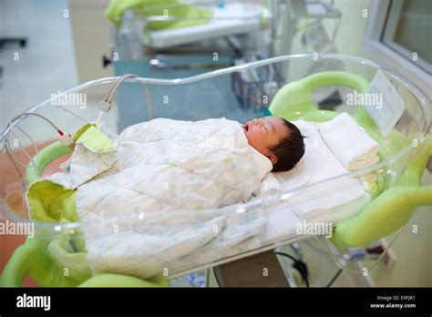 Neonato in culla ospedaliera
