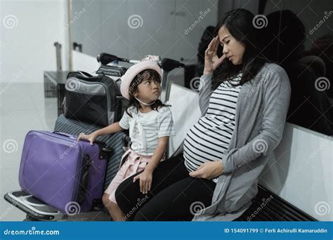 donna incinta in aeroporto