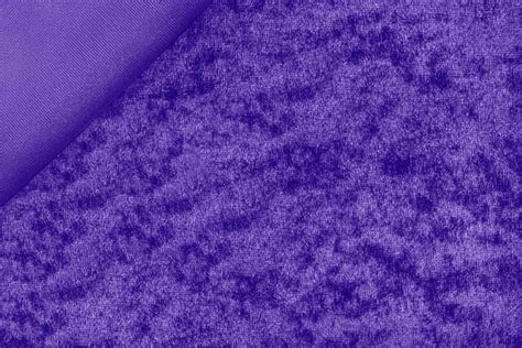 immagine dettagliata di capi in ciniglia distesi su un asciugamano per l'asciugatura, illustrando la corretta manutenzione dei tessuti delicati