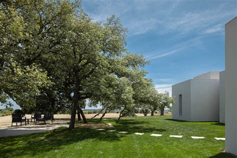 Architettura scolastica contemporanea integrata nel paesaggio