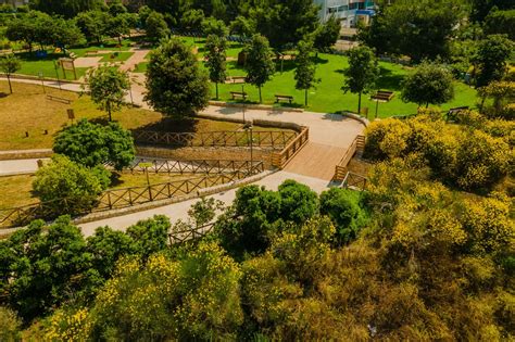 Una vista panoramica di un moderno passeggino gemellare urbano in un parco cittadino
