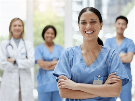 personale sanitario al lavoro in sala parto