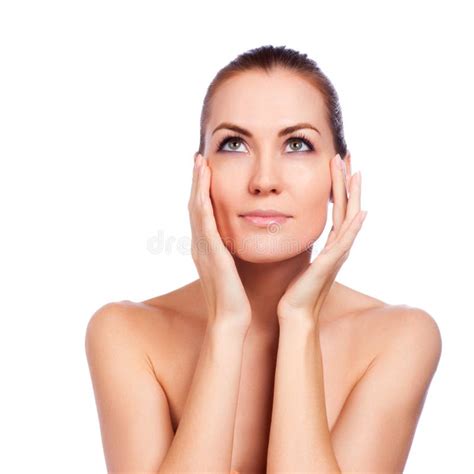 Donna incinta che si tocca il viso