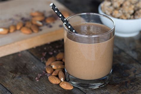 Frullato con latte di soia, mandorle e caffè