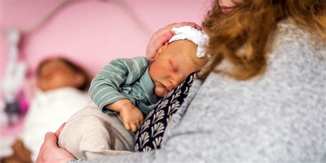 Donna che accudisce una bambola Reborn Doll