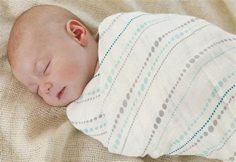 Bambino avvolto in mussola per bagnetto