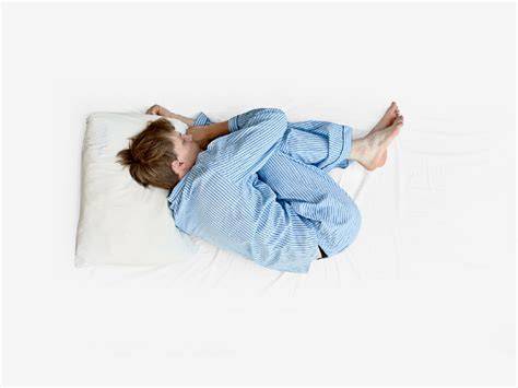 Persona che dorme in posizione fetale su un fianco