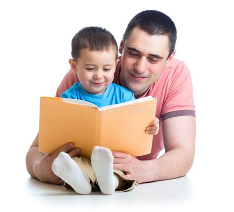 Padre che legge un libro al suo bambino