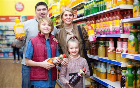 Famiglia che acquista prodotti per bambini