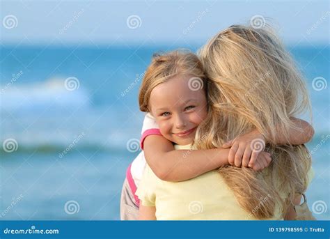 Bambina che abbraccia la sua mamma