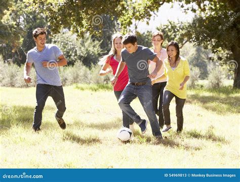 Giovani che giocano a calcio