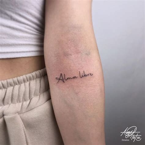Tatuaggio scritta corsiva