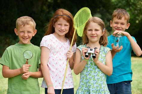 Bambini che esplorano una ruota meteorologica in cerchio