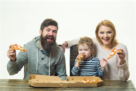 Genitori che mangiano con il loro bambino
