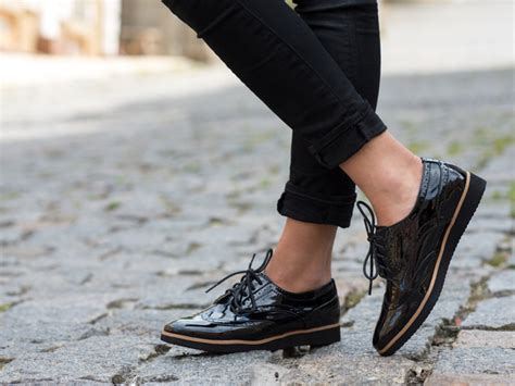 Outfit casual con inglesine in vernice nera